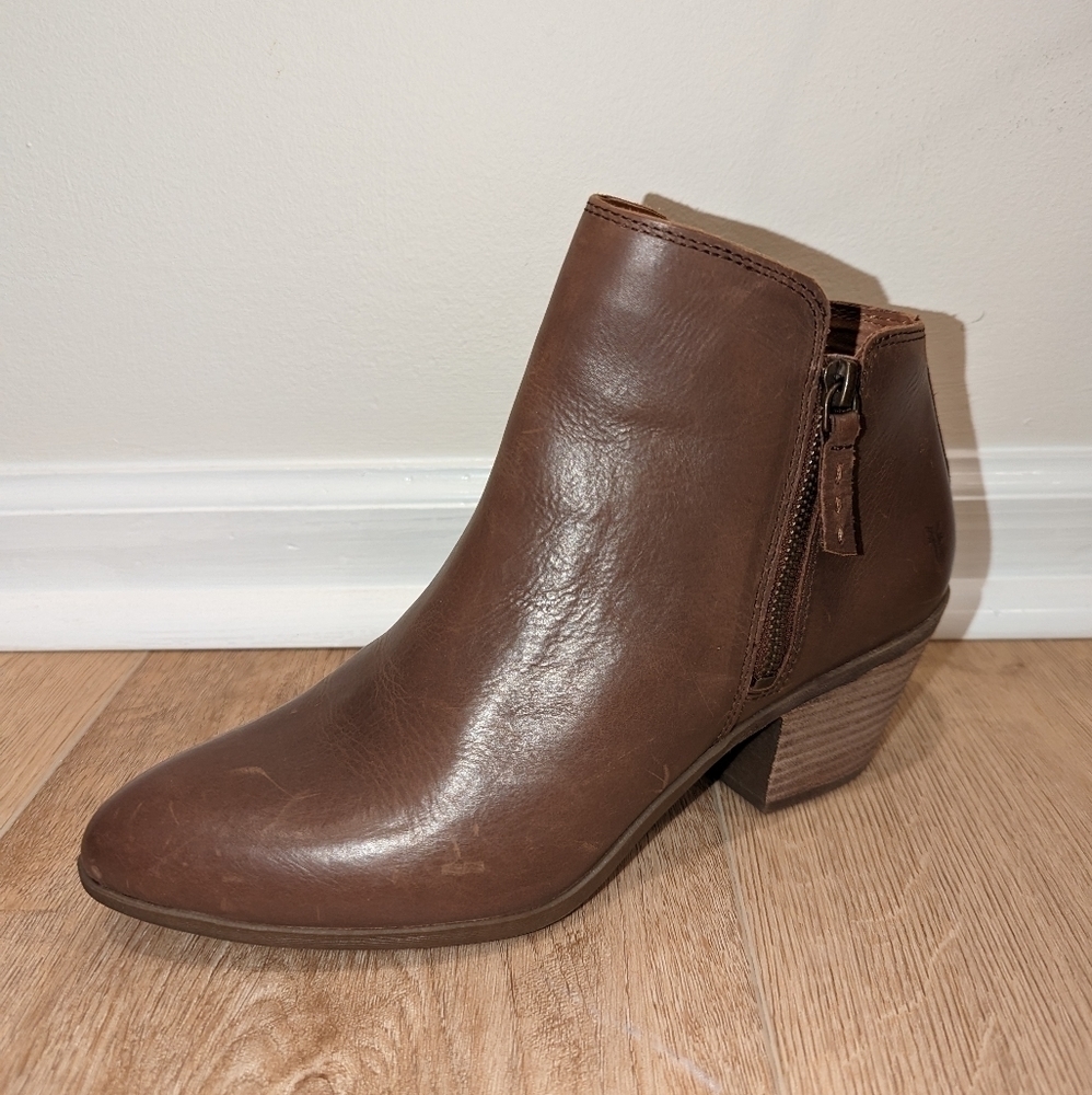 Frye Judith Leather Heeled Bootie In Whiskey Brown
